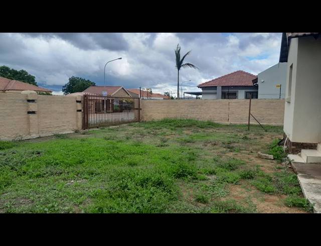 2 BEDROOM HOUSE FOR SALE IN MAHLASEDI PARK